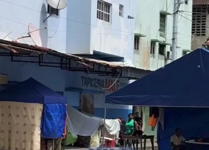  ¡Quieren respuestas! Familias afectadas por incendio viven en carpas mientras esperan apartamentos 