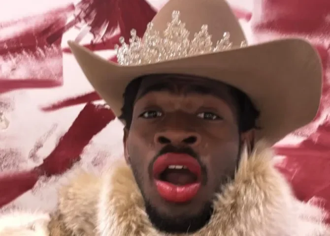  Lil Nas X es acusado de cuatro delitos tras arresto en Los Ángeles 