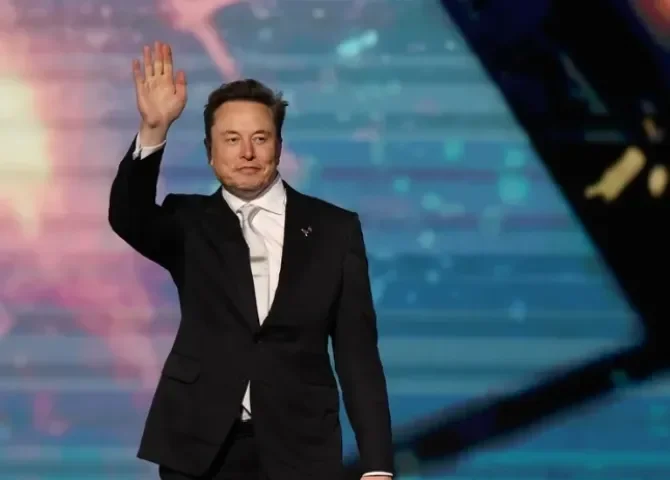  Elon Musk denuncia a OpenAI y Apple por 'inhibir' la competencia en inteligencia artificial 