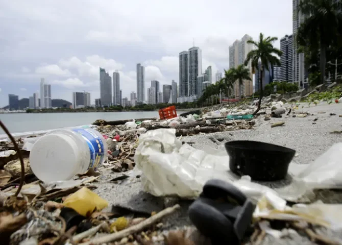  Plásticos acumulados en la Cinta Costera del 05 de agosto de 2025 en la bahía de Ciudad de Panamá (Panamá). Foto: @EFE 