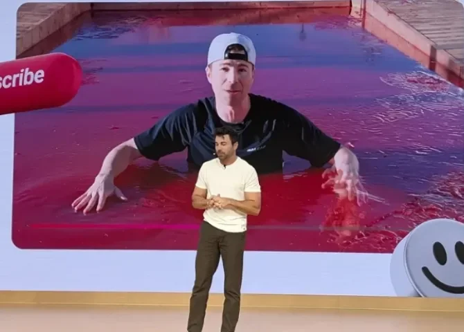  El youtuber e ingeniero estadounidense Mark Robe habla frente a una pantalla durante el evento ‘Made on YouTube’ celebrado en Nueva York (EE.UU.). EFE/Sarah Yáñez-Richards 