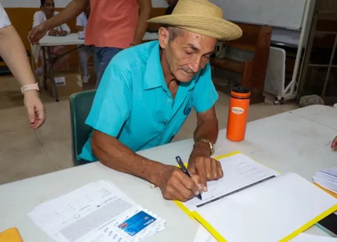  Panameños celebran la llegada de la Tarjeta Clave Social que alivia gastos de salud y alimentación 