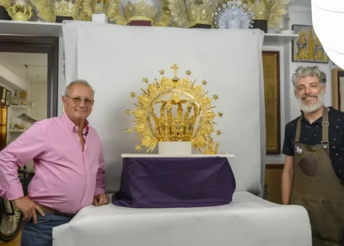  El orfebre sevillano Fernando Marmolejo (i) y su hijo José Luis, junto a la Corona con que se ha coronado e la Virgen de La Antigua de Panamá este martes. Fotos: EFE. 