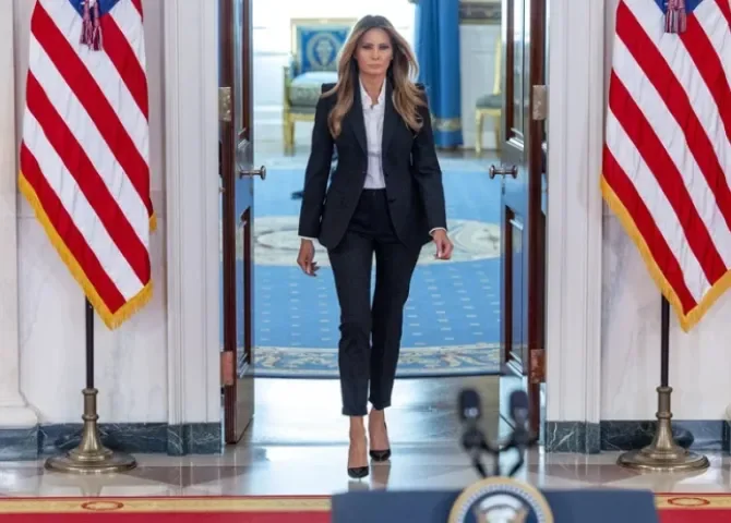   La primera dama de Estados Unidos, Melania Trump, durante un anuncio sobre el regreso de niños ucranianos con sus familias, este 10 de octubre de 2025, en Washington. EFE/Shawn Thew  