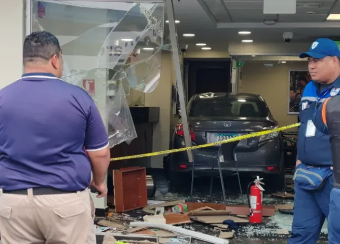  Conductora pierde control y se estrella contra un banco en La Chorrera 