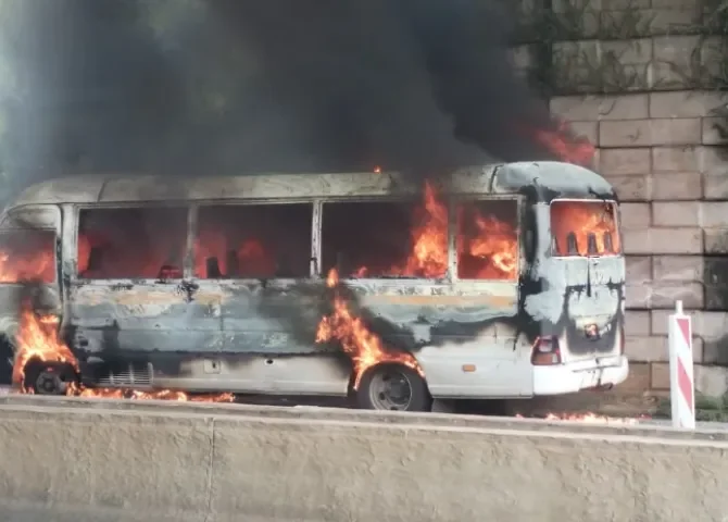 Bus que transportaba atletas se incendia en la autopista Panamá–Colón 