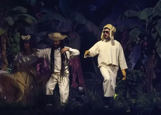  Fotografía de archivo del artista puertorriqueño Bad Bunny (d). EFE/Thais Llorca 