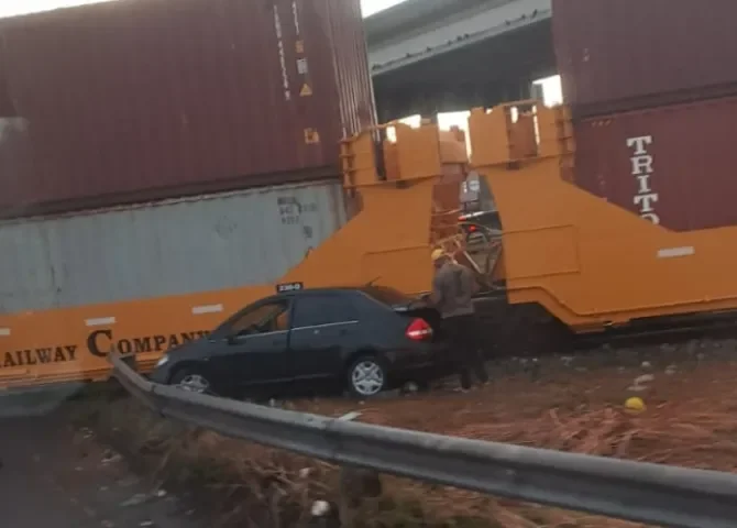  Tren impacta vehículo en la rotonda de Cuatro Altos en Colón y genera caos vehicular 
