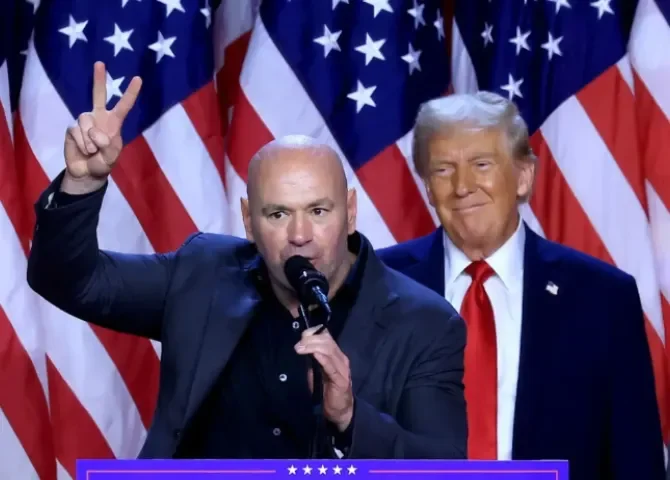   Imagen de archivo, Dana White (i), CEO de la UFC, acompaña al presidente Donald Trump. EFE/Cristobal Herrera-Ulashkevich  