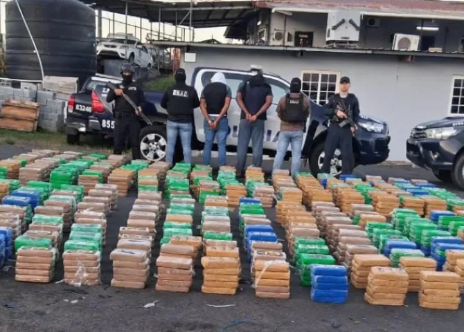  Dos hombres detenidos transportando más de 1.600 paquetes de presunta sustancia ilícita 