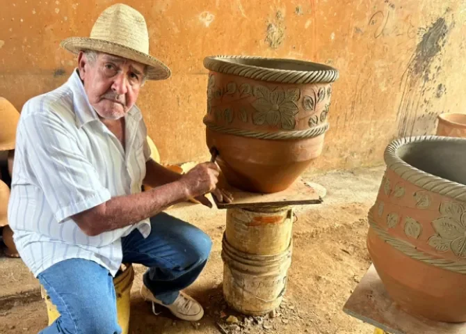  ¡El arte que no envejece! Esteban Girón mantiene viva la tradición del barro en Herrera 
