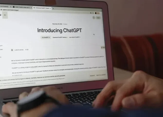  Fotografía de una persona consultando a la aplicación ChatGPT de la empresa OpenAI. EFE/ Ballesteros 