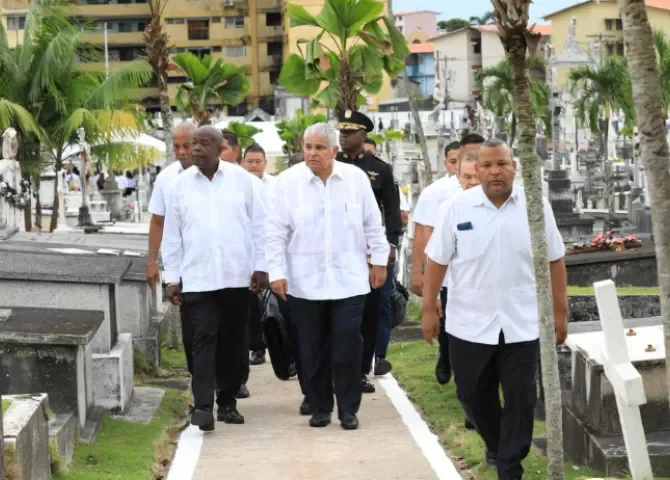  Mulino lidera homenaje a los héroes de la patria en el Día de los Difuntos 