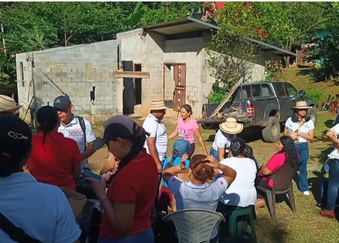  Educadores de Santa Fe celebran el Día del Maestro con obra social en beneficio de estudiante con lupus 