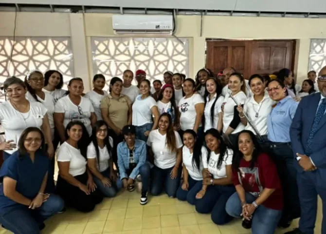  Lilly Goodman llevó fe y esperanza al Centro Femenino de Rehabilitación Cecilia Orillac de Chiari 