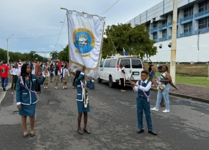  Niños y niñas salen en Colón a rendirle tributo a la patria 