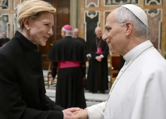  El papa León XIV saluda a la actriz y productora australiana Cate Blanchett durante una audiencia especial con el mundo del cine, este sábado en el Vaticano. EFE/EPA/Vaticano 