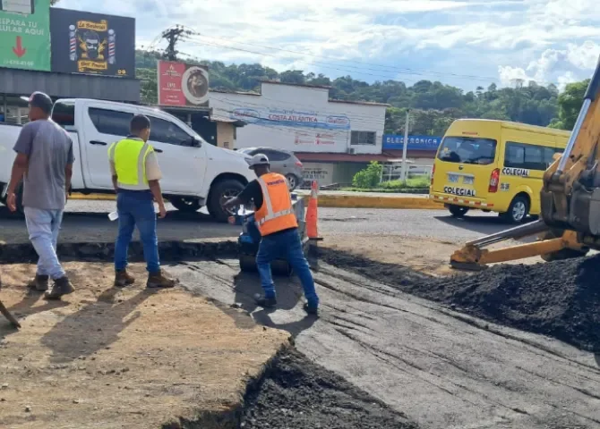  Solucionan rotura de tubería del IDAAN que afectó la carretera Boyd Roosevelt 