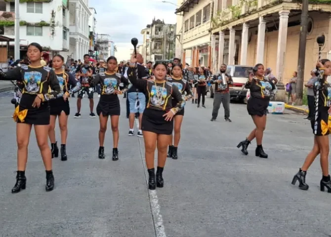  Colón cierra el mes de la patria con un desfile lleno de ritmo y orgullo 