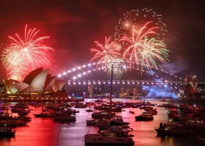  Los fuegos artificiales iluminan el cielo sobre el puerto de Sídney durante la exhibición Calling Country de las celebraciones de Nochevieja. Foto: EFE. 