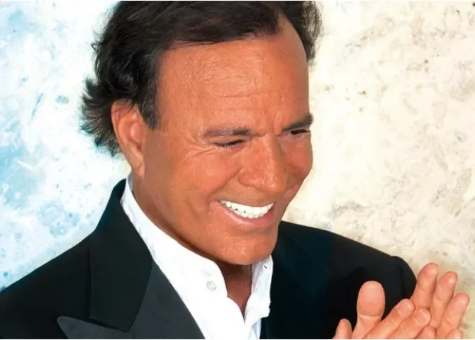  Julio Iglesias se pronuncia tras denuncia de dos exempleadas por presunto abuso 
