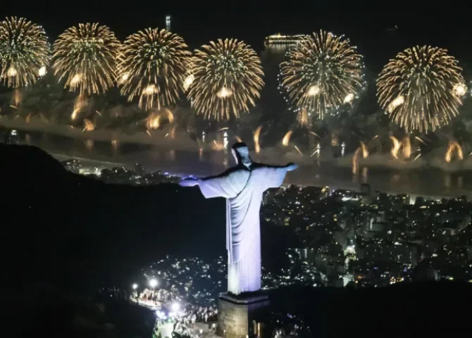  Fotografía cedida por la Alcaldía de Río de Janeiro que muestra el monumento del Cristo Redentor y fuegos artificiales sobre la playa de Copacabana este miércoles, en Río de Janeiro (Brasil). EFE/ Alcaldía de Río de Janeiro 