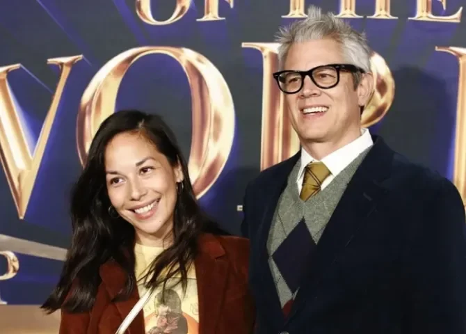   Fotografía de archivo del actor estadounidense Johnny Knoxville (d), junto a su pareja, Emily Ting (i). EFE/EPA/ Caroline Brehman  