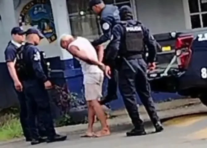  Riña en playa La Angosta deja tres detenidos 