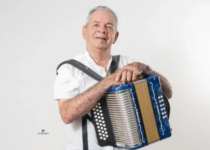  ¡'Soltero me va mejor'! Minguito Sáez calienta motores para los culecos 