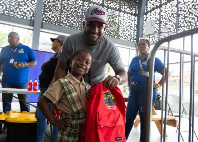   ¡Con todo y útiles! Así apoyan a estudiantes colonenses en este inicio de clases  