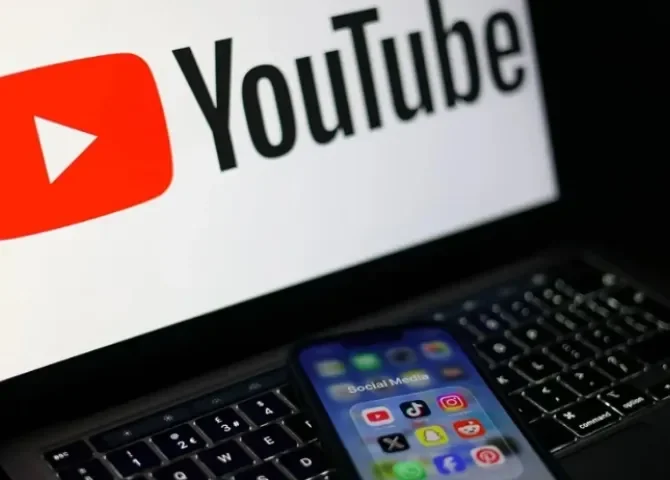  Fotografía de archivo en la que se ve una pantalla con el logo de YouTube, propiedad de Alphabet, y un móvil con aplicaciones de redes sociales como Instagram y Facebook, de Meta. EFE/Adam Vaughan 