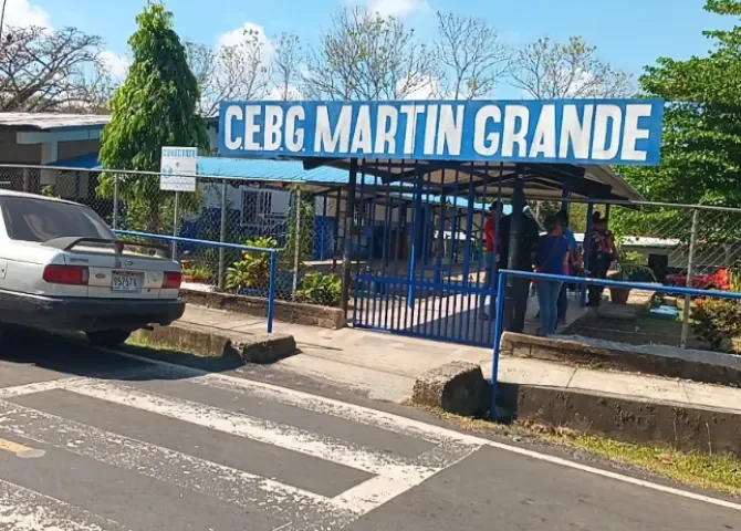   Estudiantes en incertidumbre por falta de maestros en Santiago  