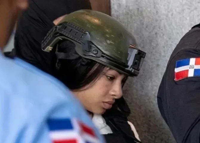   La cantante dominicana Yailin La Más Viral sale de un tribunal bajo custodia de las autoridades, este 26 de marzo de 2026, en Santo Domingo (República Dominicana). EFE/Orlando Barría  