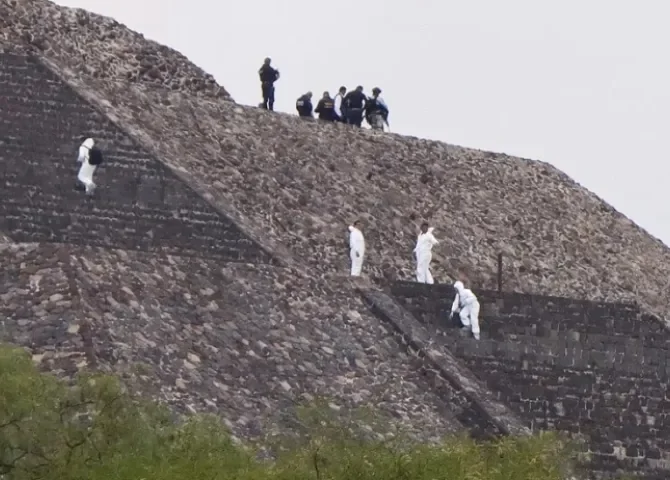   Peritos forenses y personal de la policía resguardan la zona donde se registró un ataque con arma de fuego, el 20 de abril de 2026, en la zona arqueológica de Teotihuacán (México). EFE/ Madla Hartz  