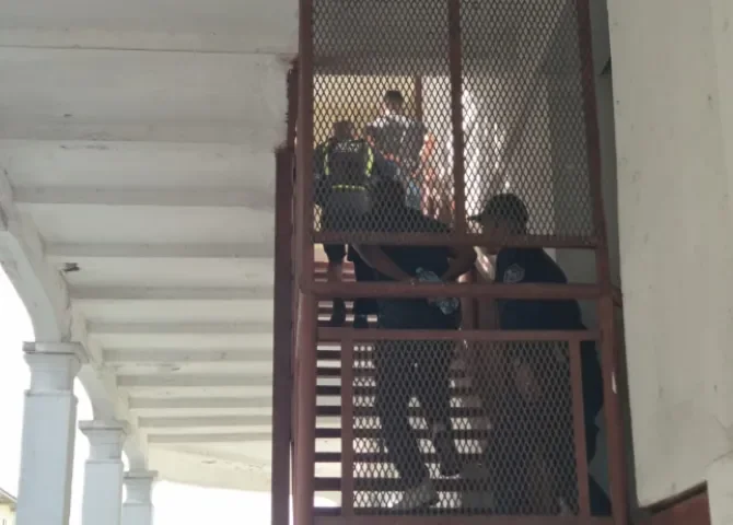  Alex Lee va a detención provisional; Macías a arresto domiciliario por peculado agravado 