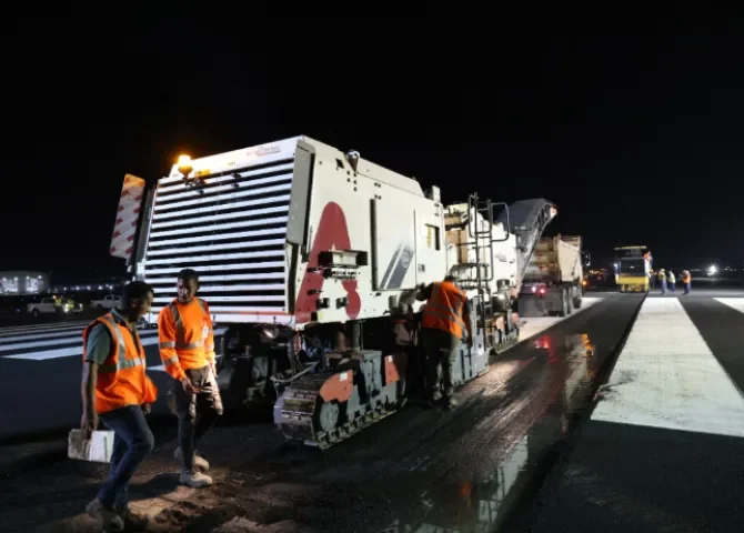   Con más de 60 equipos pesados, Tocumen avanza en modernización de sus pistas  