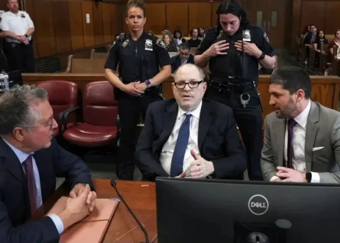   Fotografía de el exproductor de cine Harvey Weinstein en el Tribunal Supremo de Manhattan este jueves, en Nueva York (EE.UU.). EFE/EPA/ Timothy A. Clary  