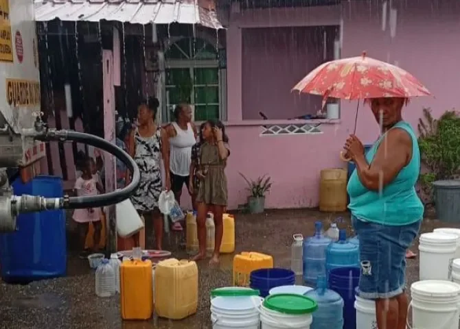  Envían camiones cisterna a Nombre de Dios tras escasez de agua 