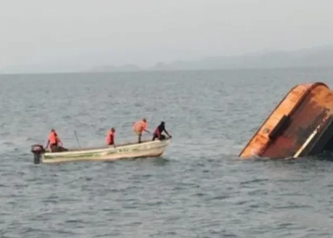  Naufragio en Puerto Caimito deja un muerto y dos marinos desaparecidos 