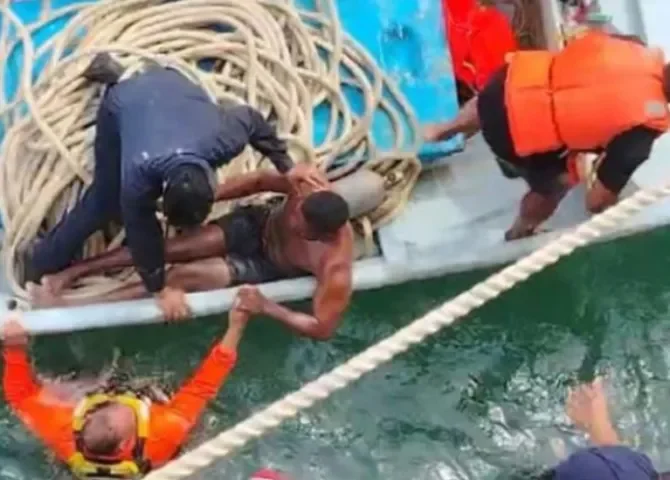  Hallan con vida a uno de los dos marinos desaparecidos tras naufragio en Puerto Caimito 