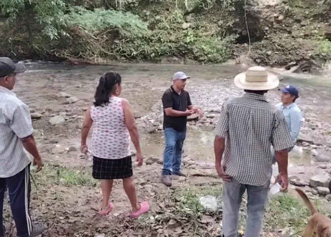  Colapsa puente colgante sobre el río Zaratí y deja incomunicada a comunidad en Penonomé 