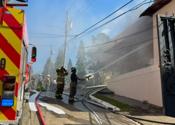  Foto: Bomberos.  