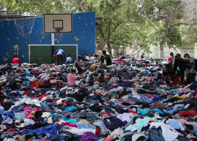  Personas seleccionan ropa este sábado, en La Guaira (Venezuela). Decenas de personas buscan, artículos de utilidad entre toneladas de ropa esparcidas en el suelo del polideportivo La Juanita, tras verse afectados por el doble terremoto del pasado 24 de junio. EFE/ Raúl Martínez 