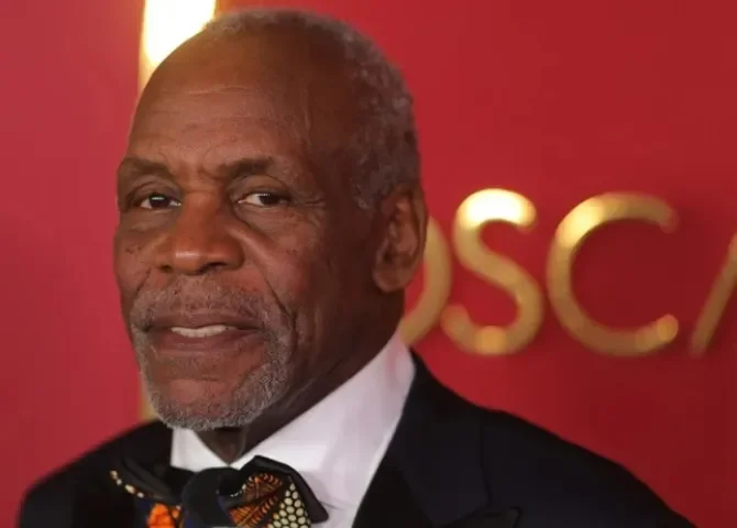  Fotografía de archivo del actor Danny Glover en la alfombra roja de la ceremonia de los Premios de los Gobernadores en Los Ángeles, California (EE.UU.). EFE/ EPA/ David Swanson 