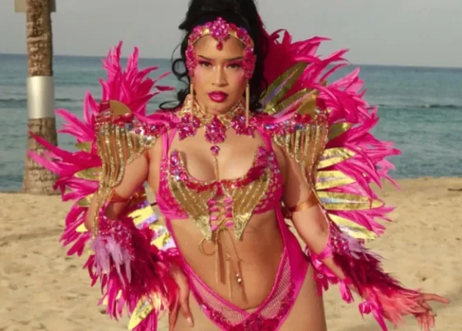  ¡Recibió su rica invitación! Aztinay dijo presente en el Grand Kadooment de Barbados 