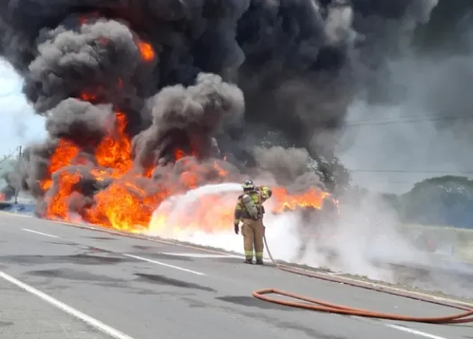  Foto: Bomberos.  