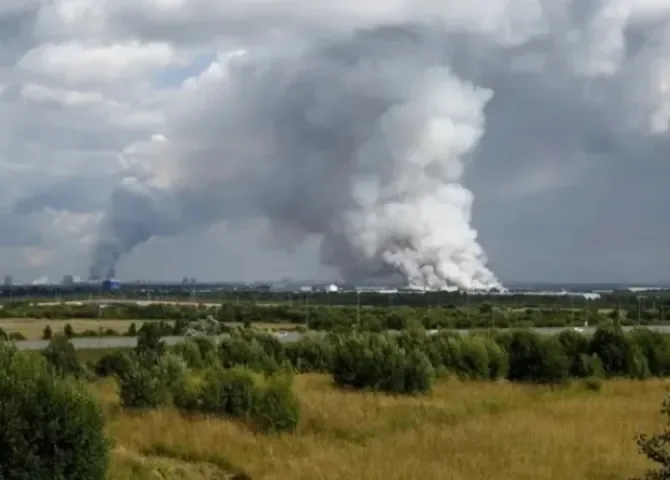 Columna de humo procedente de un ataque ucraniano contra un almacés de Wildberries cerca de San Petersburgo el pasado 24 de julio. EFE/EPA/STR. 