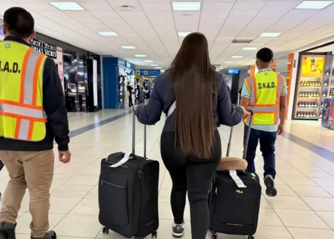  Incautan planchas con presunta droga escondida en dos maletas 