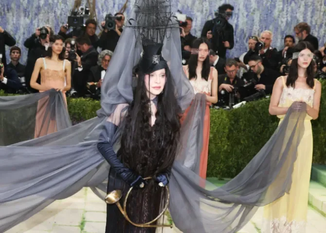  Madonna (c-i) al posar en la alfombra roja de la Gala Met 2026, en Nueva York (NY, EE.UU.) EFE/Sarah Yenesel 