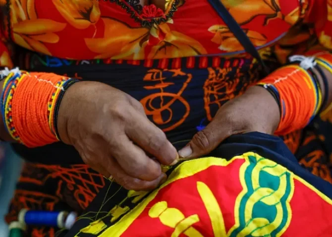  Detalle de las manos de una mujer indígena de la etnia Guna Yala de Panamá al elaborar una mola (conjunto de telas de colores que conforman diseños típicos de su cultura), este 24 de septiembre, durante el Conversatorio e Intercambio Cultural: Artesanía, identidad y Memoria, en Ciudad de Panamá (Panamá). EFE/ Bienvenido Velasco 